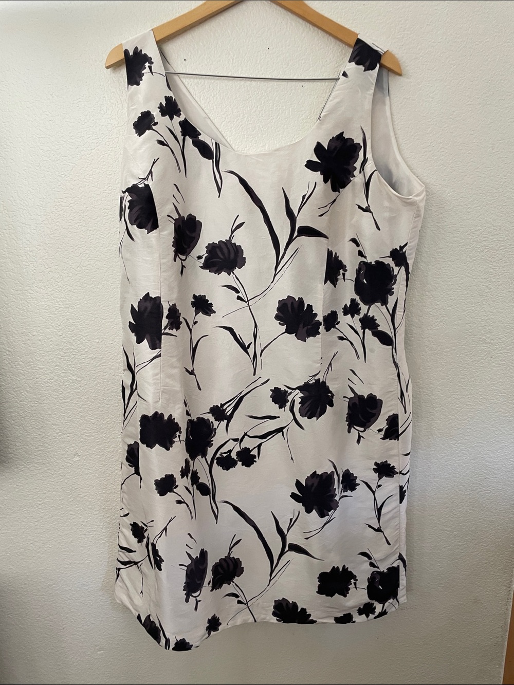 Newport News 100% silk White Dress Black Floral cocktail sexy 18w 23x40